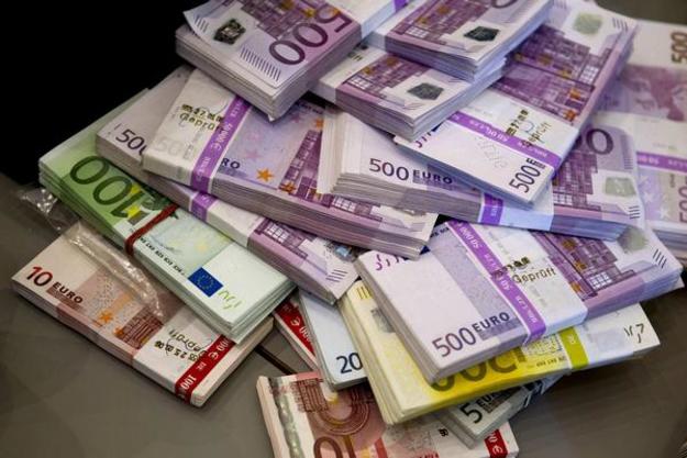 Міжбанківські валютні Міжбанк: Євро знову росте торги, в четвер, 25 січня, відкрилися котируваннями в діапазоні 28,79/28,82 грн за долар, євро — 35,74/35,78.