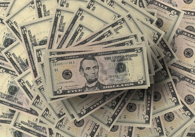 В пятницу на межбанке произошел обвал котировок доллара, что обрадовало желающих прикупить валюту «по случаю».