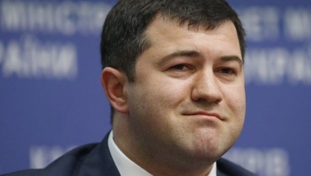 Кабинет министров принял решение об увольнении отстраненного от своих обязанностей главу Государственной фискальной службы Романа Насирова.
