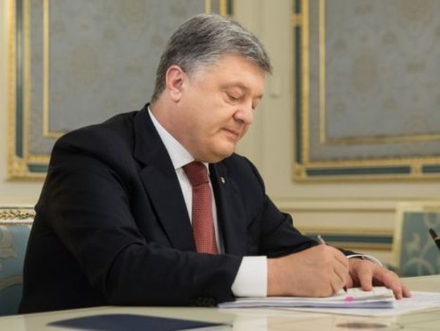 Президент України Петро Порошенко підписав закон №2258-VІІІ «Про аудит фінансової звітності та аудиторської діяльності».