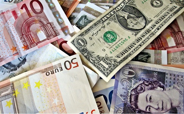 В странах еврозоны в конце 2017 года находилось в обращении 21,4 млрд банкнот, что почти в три раза превышает их количество на момент введения евро в 2002 году.