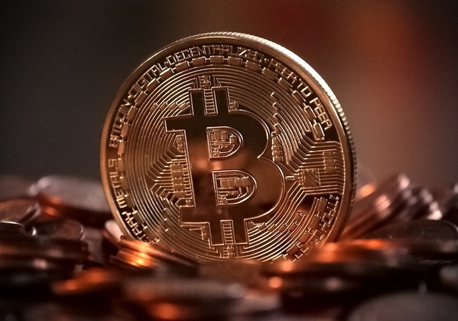 6 лютого вартість популярної криптовалюти Bitcoin впала до $6 194.