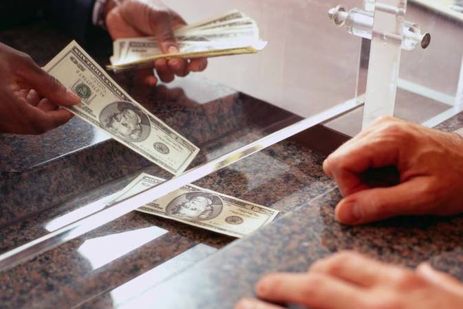 З початку року українці купили у банків валюту на еквівалент $580 млн, тоді як продали їм на $837,3 млн.