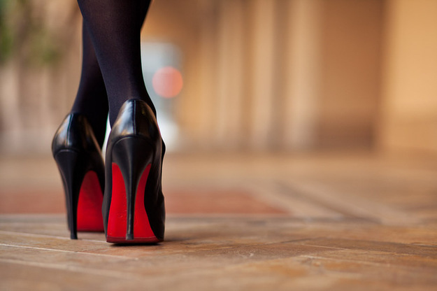 Відомий французький дизайнер Крістіан Лубутен може програти суд голландській компанії і позбутися ексклюзивного права на виробництво жіночого взуття із червоною підошвою.