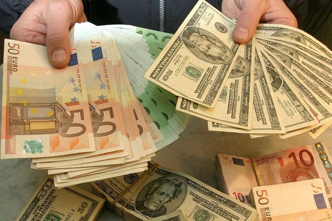 Міжбанківські валютні торги 9 лютого відкрилися котируваннями в діапазоні 27,08/27,12 грн за долар, євро — 33,26/33,31.