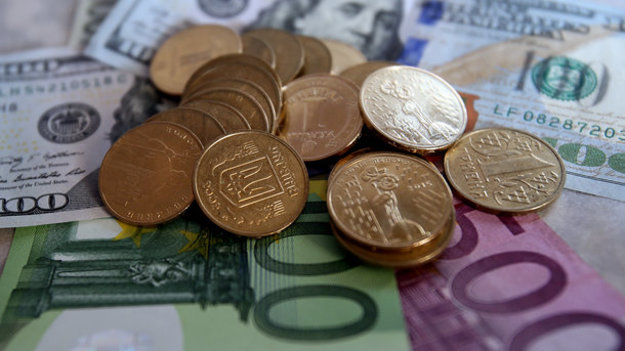 Межбанковские валютные торги 15 февраля открылись котировками в диапазоне 26,67/26,71грн за доллар, евро — 33,33/33,38.