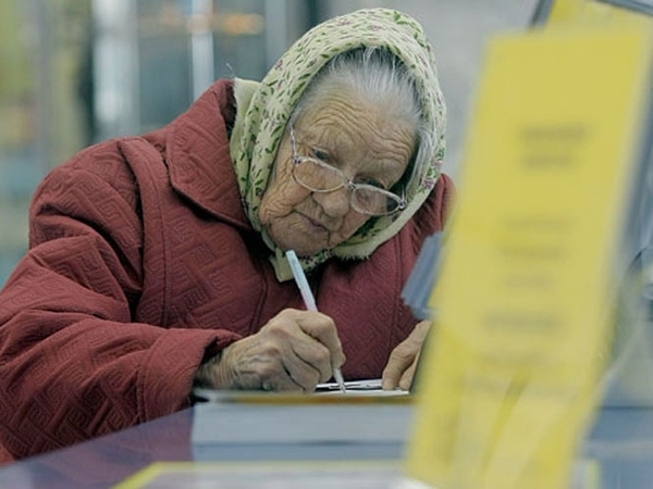 Міністерство фінансів України дозволить отримувати пенсії, соціальні виплати та зарплатню робітникам державного сектору в приватних банках.