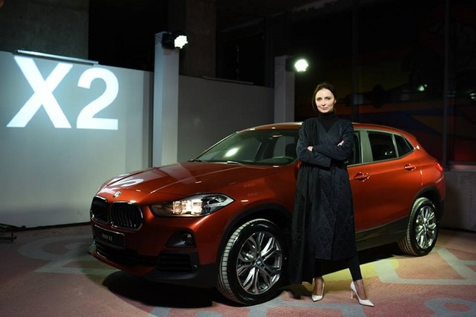 Компания «АВТ Бавария Украина», официальный импортер BMW в Украине, традиционно поддержала Украинскую неделю моды прет-а-порте и удивила гостей нынешнего зимнего сезона смелым воплощением автомобилей BMW X.