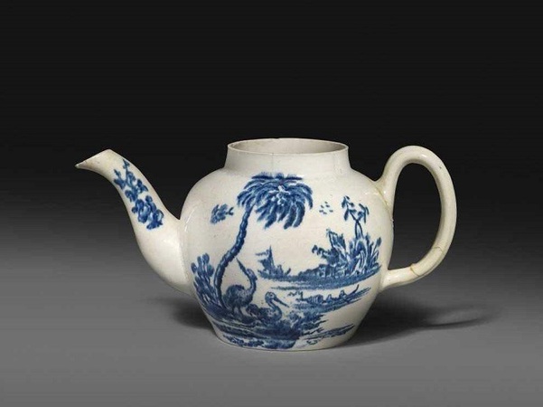 Частный коллекционер из Великобритании продал на аукционе фарфоровый заварочный чайник за £575 000 ($800 тысяч), который он ранее купил за £15 ($20).