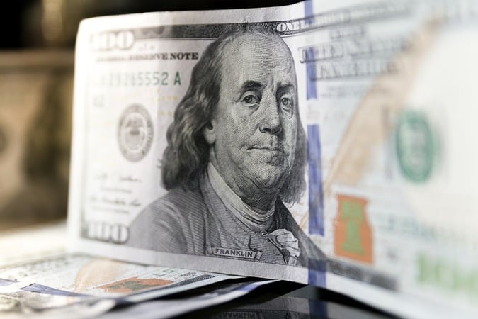 Долар на готівковому валютному ринку подешевшав на 7 копійок в покупці і на 5 копійок в продажу.