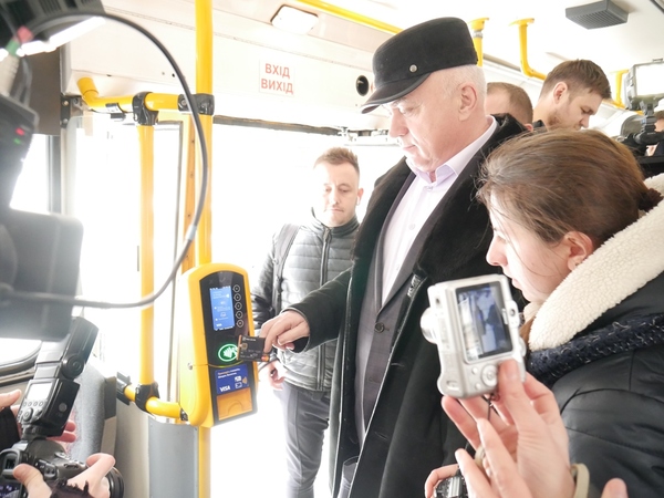22 лютого в Тернополі Ощадбанк та Visa запустили систему оплати проїзду в міському наземному транспорті за допомогою безконтактних банківських карток і NFC-пристроїв на стаціонарних валідаторах і на мобільних терміналах кондуктораВперше в Україні оплата