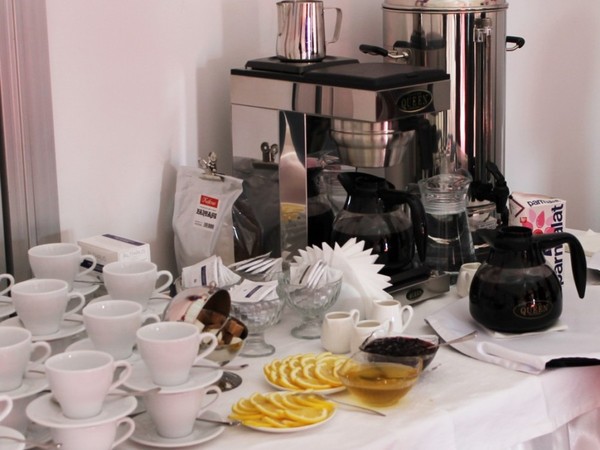 Налоговики в консультации от 15.02.2018 г. № 630/ІПК/28-10-01-03-11 разъяснили, как облагается приобретение предприятием для общего пользования питьевой воды, чая и кофе.