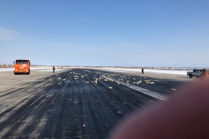 У вылетевшего из якутского аэропорта Маган грузового самолета Ан-12 при взлете воздушным потоком оторвало створку грузового люка.