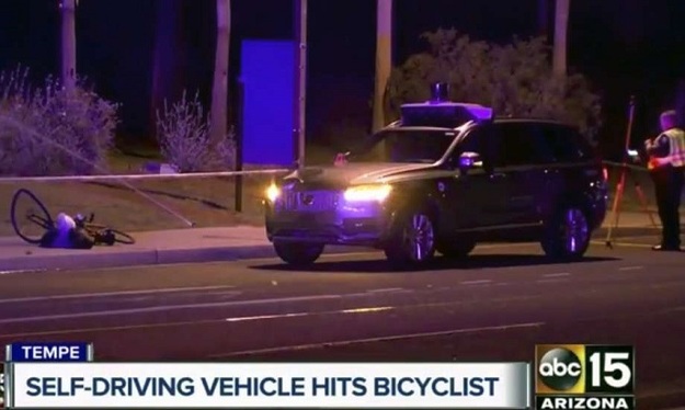У Темпе, штат Арізона, автомобіль Uber під керуванням автопілота на смерть збив людину — це перший відомий випадок смерті пішохода при таких обставинах.
