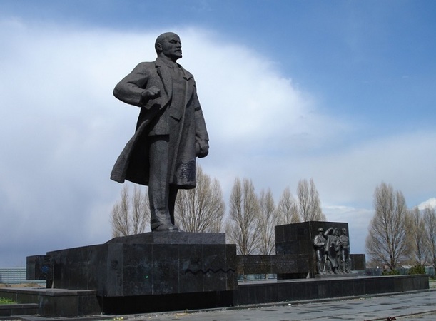 Система державних закупівель ProZorro виставила на продаж два пам'ятники Леніну.