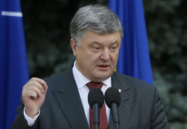 Президент Петр Порошенко заявляет о том, что на оккупированной территории осталось активов банков на 5 млрд долларов.