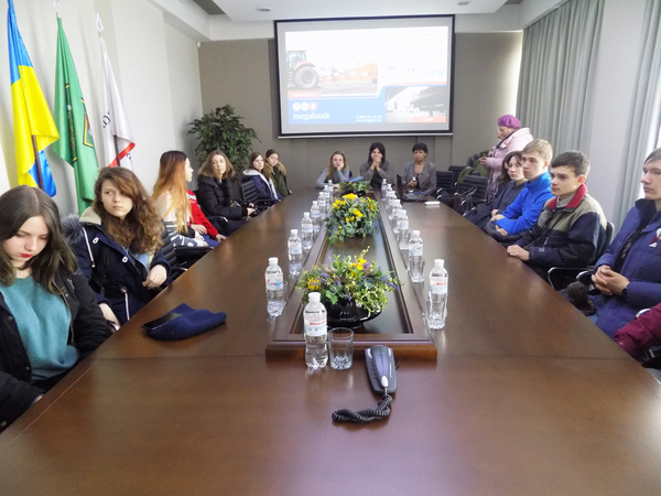 В центральном офисе Мегабанка 28 марта побывали на экскурсии ученики 11-х классов школы № 125 и школы № 51 Харькова.