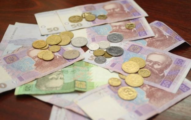У 2017 році доходи населення становили 2475,8 млрд грн, витрати — 2544,8 млрд грн, заощадження українців у 2017 році скоротилися на 69 млрд грн.