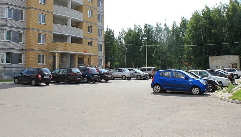 Міністерство регіонального розвитку, будівництва та житлово-комунального господарства України оновлює державні будівельні норми, зокрема, пропонує заборонити організацію парковок для автомобілів всередині нових житлових кварталів.