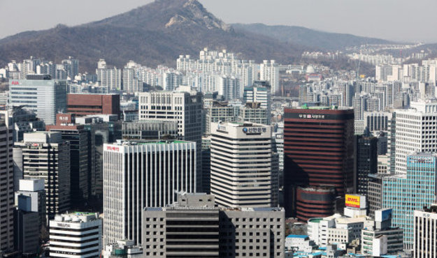 Глава пятой по величине биржи криптовалют в Южной Корее Coinnest Ким Ик Хван задержан накануне по обвинениям в мошенничестве.
