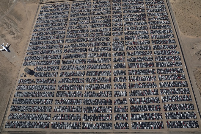 Корреспондент Reuters Люси Николсон провела фотосъемку площадок хранения выкупленных автомобилей Volkswagen и Audi из-за дизельного скандала.