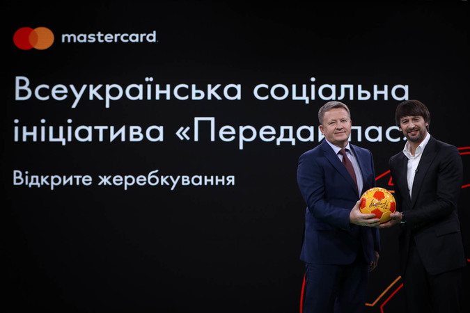 В Киеве состоялся официальный старт кампании Mastercard «Передай пас» при участии партнеров и легендарного футболиста Александра Шовковского.