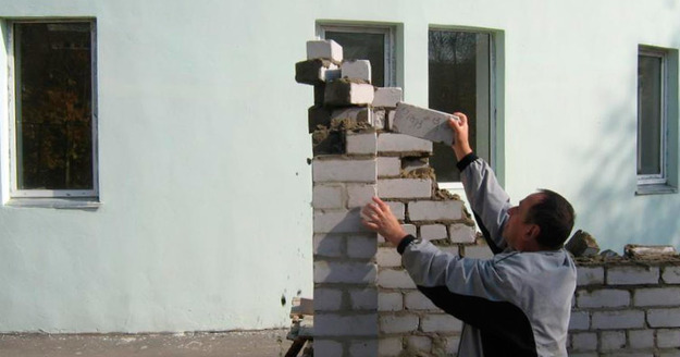 Президент Петро Порошенко підписав закон №3696, який дозволяє легалізацію об'єктів будівництва, споруджених без дозволу на проведення будівельних робіт до 9 квітня 2015 року, до 31 грудня 2018 року.