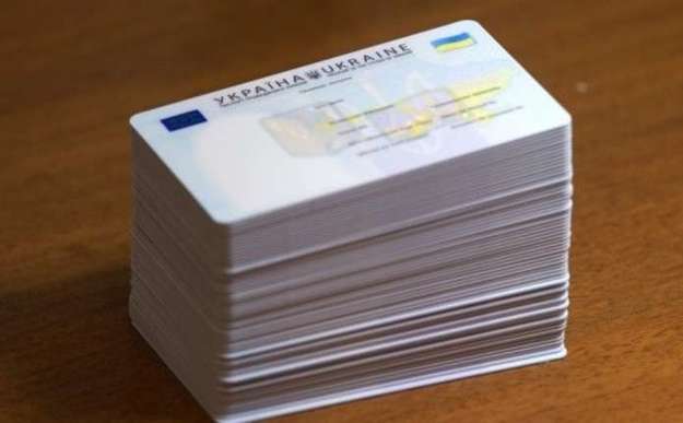 Кабмин ввел с 1 июня оформление и выдачу удостоверения на постоянное проживание иностранцам и лицам без гражданства в форме ID-карточек с бесконтактным электронным носителем.