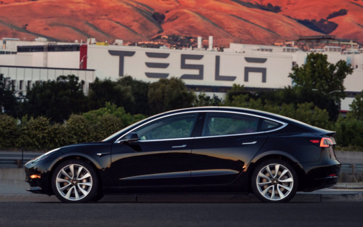 Производитель электромобилей и солнечных панелей Tesla сообщил о потере $710 млн в первые три месяца года.