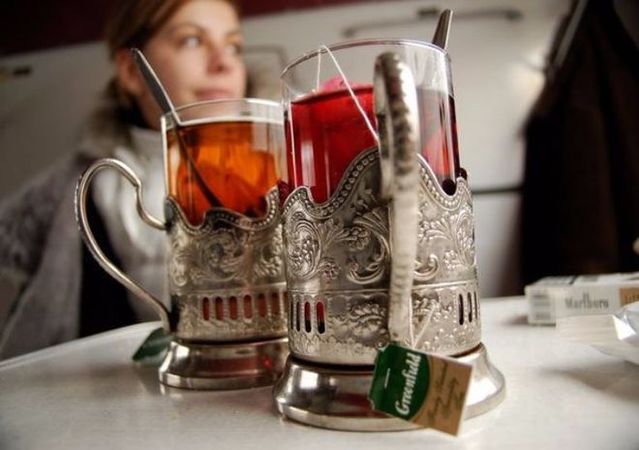 Укрзализныця с мая этого года ввела единую цену в 8 грн на все напитки, которые продаются в поездах дальнего следования: чай, кофе, кофейный напиток (3 в 1) и воду.