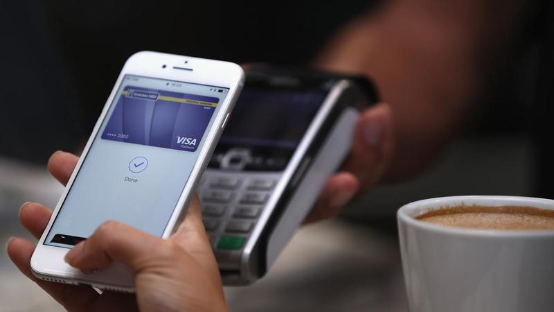 Національний банк відзначає, що старт роботи Apple Pay в Україні буде залежати від досягнення домовленостей між зацікавленими банками-емітентами платіжних карток, міжнародними картковими платіжними системами і компанією Apple Pay.