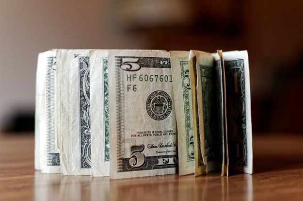 В понедельник на межбанке доллар частично сдал свои позиции.