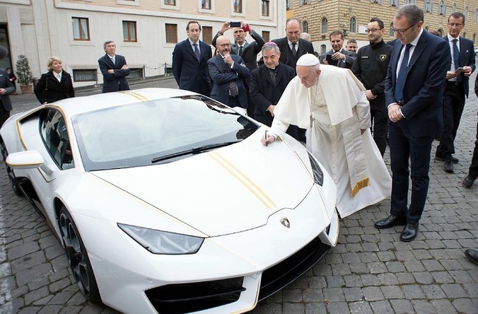 Папа Римский Франциск продаст на аукционе Sotheby's уникальный автомобиль Lamborghini Huracan, который ему подарили в прошлом году.