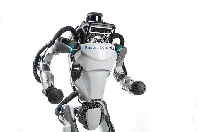 Компания Boston Dynamics показала своего человекоподобного робота Atlas, который бегает по парку и перепрыгивает через бревно.