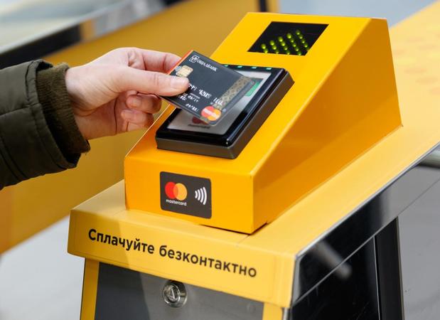 За допомогою рішення, яке три роки тому запустили в партнерстві Київський метрополітен, Mastercard та Ощадбанк, щосекунди безконтактно оплачується поїздка на турнікеті.