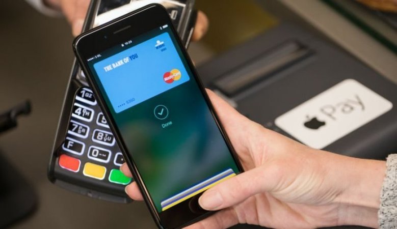 С сегодняшнего дня государственный банк ПриватБанк запустил популярный в мире сервис платежей Apple Pay.