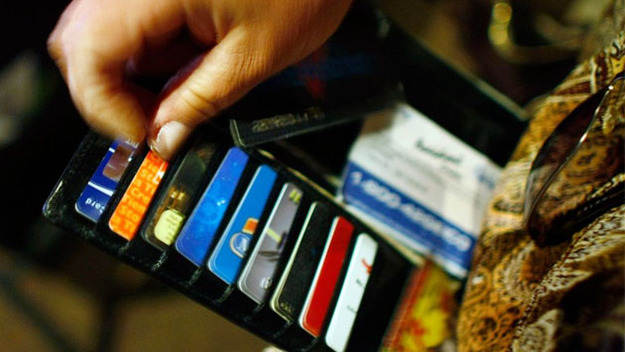 Украинцы активнее используют платежные карты для ежедневных безналичных расчетов.