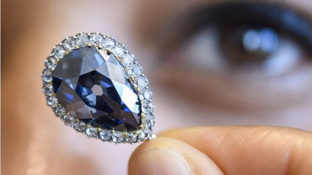 Рідкісний блакитний діамант, який належав різним королівським будинкам Європи, був проданий на аукціоні Sotheby's в Женеві за $6,7 млн.