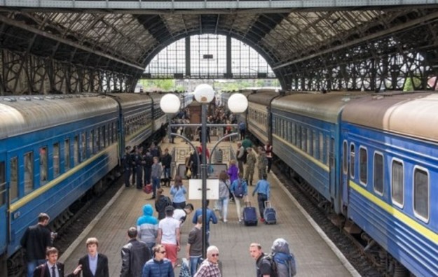 «Укрзализныця» проиндексирует тарифы на пассажирские перевозки в два этапа: первый этап повышения цен на билеты на 12% — с 30 мая, второй этап — также на 12% с 1 октября 2018 года.
