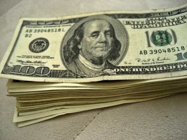 Долар на готівковому валютному ринку подешевшав на 3 копійки в покупці і на 2 копійки в продажу.