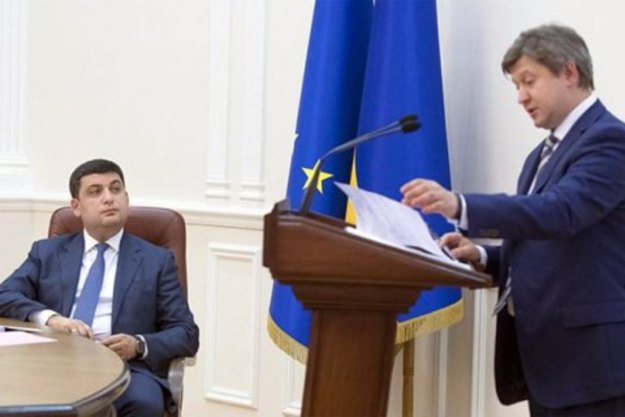 Верховная рада  на следующей неделе может по инициативе премьер-министра Владимира Гройсмана уволить Александра Данилюка с должности министра финансов.