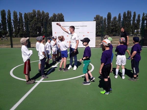 Ко Дню защиты детей в Броварах презентовали обновленную футбольную площадку, расположенную на территории высшего училища физической культуры.