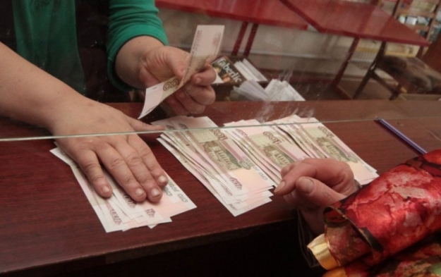 Национальный банк запретил принимать украинским банкам для зачисления на счета и обмена российскую банкноту — 100 рублей и памятную монету в 3 рубля.