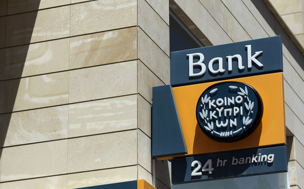 Центральний банк Кіпру розіслав кіпрським комерційним банкам циркуляр, який наказує закрити рахунки офшорних компаній.