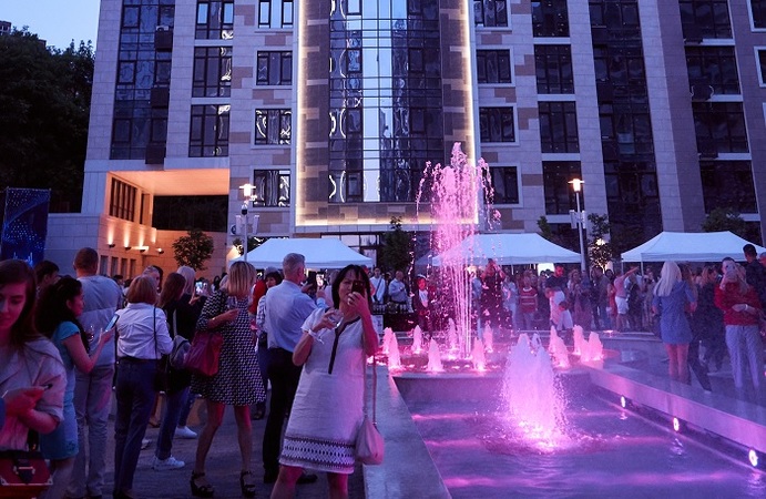 В столичном жилом комплексе премиум-класса «Бульвар Фонтанов» в первый день лета открыли единственную в Киеве 150-метровую аллею светомузыкальных фонтанов.