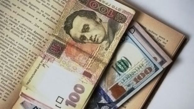 У середу на поведінку учасників торгів і на динаміку курсу продовжать впливати три основні чинники:1) зростання обсягів покупки валюти «дочками» іноземних компаній для репатріації дивідендів (пік таких операцій в червні якраз припадає на період середа