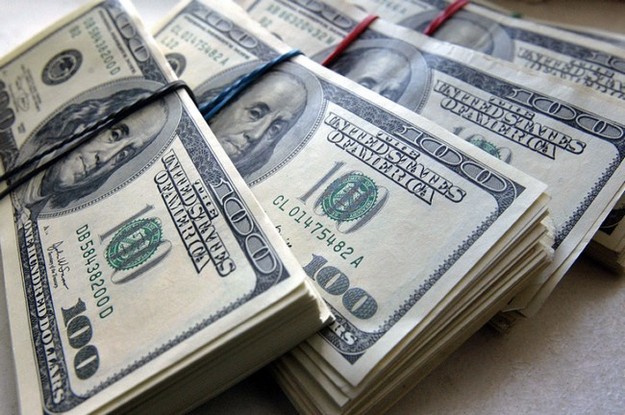 В мае чистая продажа наличной иностранной валюты населением Украины через банковскую систему составила 350,6 миллиона долларов.