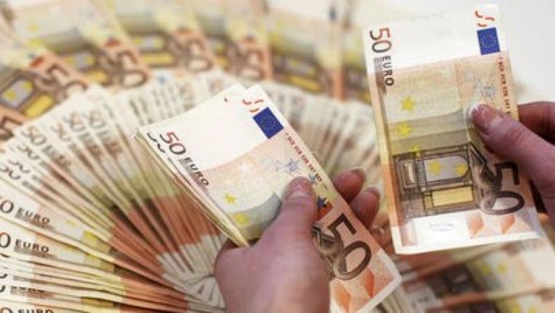 Євро дорожчає до всіх основних світових валют, оскільки новому міністру фінансів Італії Джованні Тріа вдалося розвіяти сумніви інвесторів у збереженні членства країни в єврозоні.