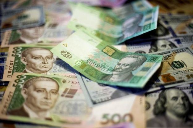 Национальный банк понизил официальный курс гривны на 3 копейки до 26,47 гривен за доллар.