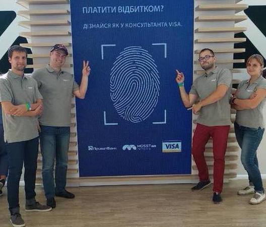 Міжнародна платіжна система Visa, компанія MOSST Payments та ПриватБанк запустили в Україні пілотний проект технології біометричної оплати покупок за допомогою відбитка пальця.